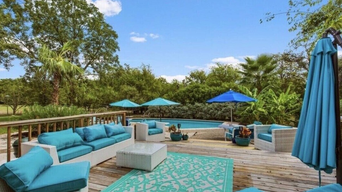 Scenic Oaks House | A Lil' Bit of Country living but not far from the city life.