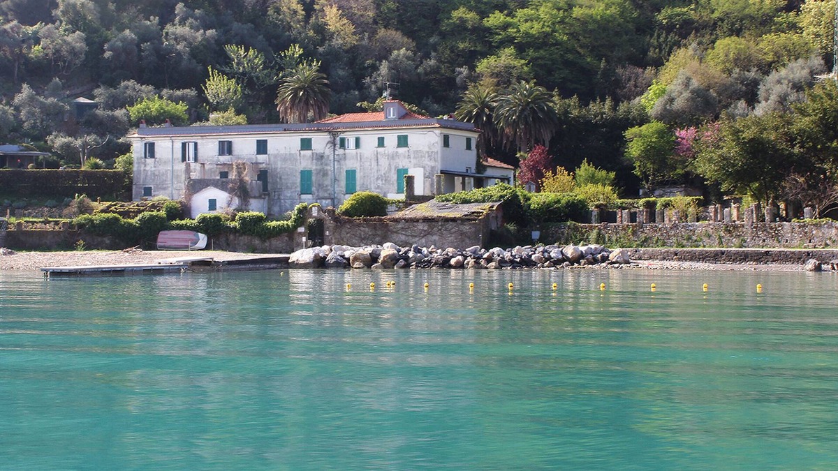 Portovenere Apartment | A little gem! Flat situated on the beach, sea view, garden, wifi, pets welcome