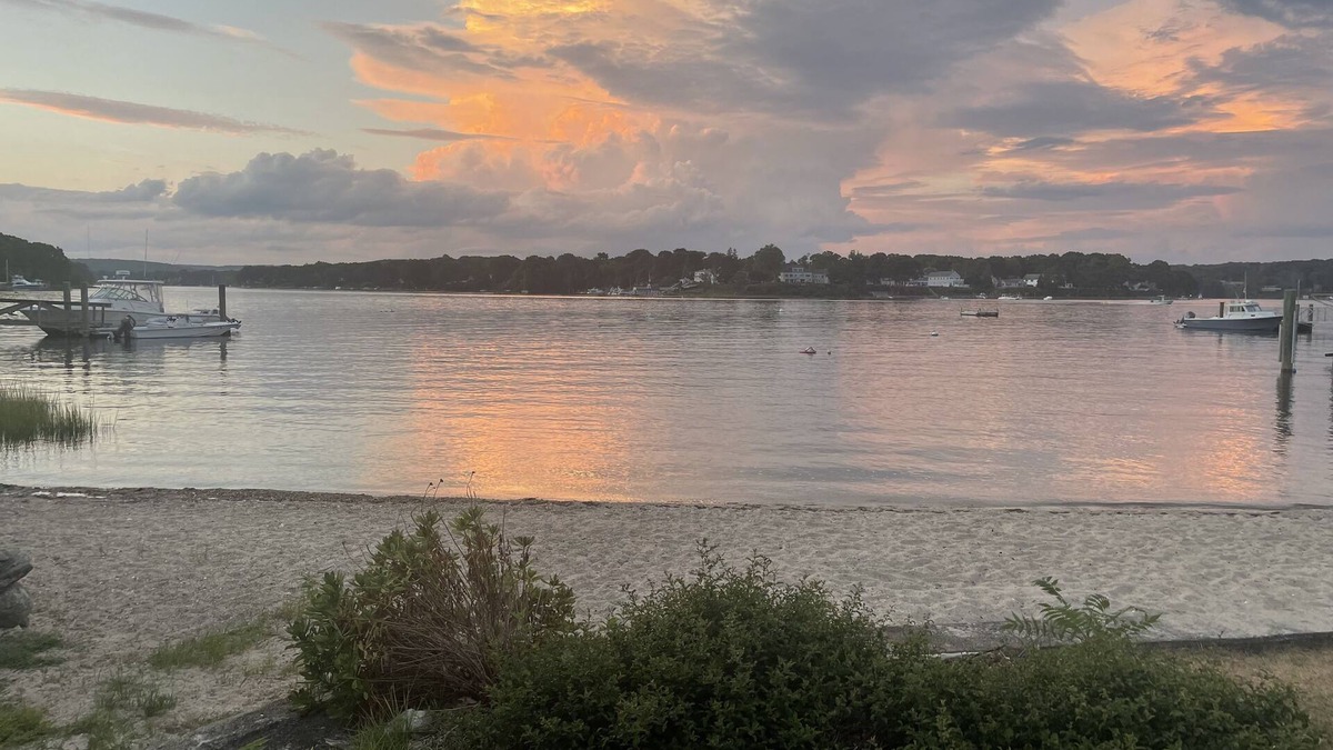 Niantic House | A little Gem 💎water front cottage style beach home