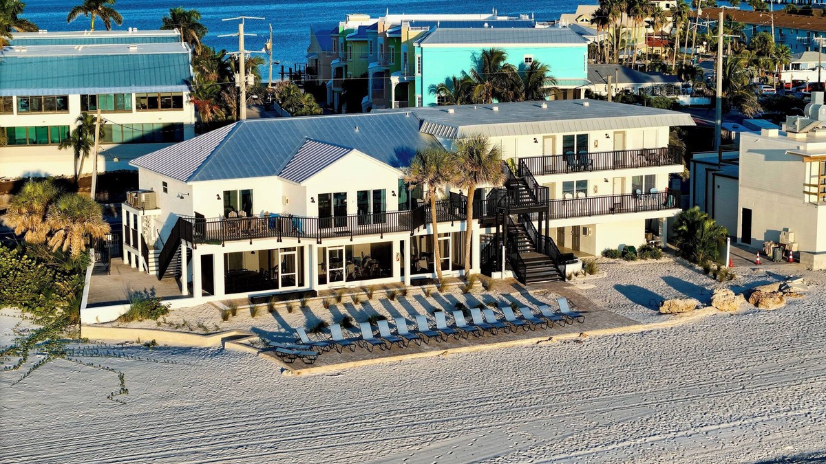 Bradenton Beach Condo | A+ location beachfront condo w screened in lanai & hot tub on Anna Maria Island