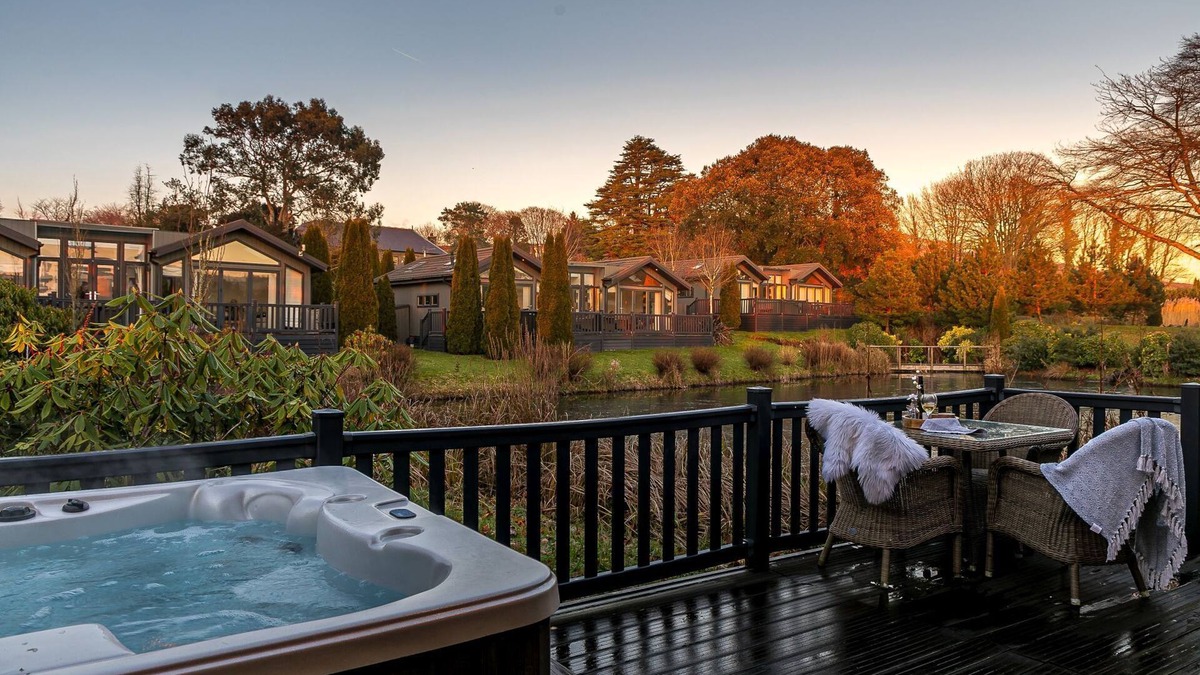 Brayford Cabin | A lodge that sleeps 4 guests in 2 bedrooms