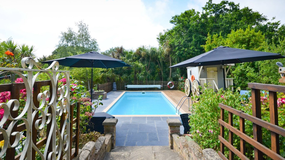 Whippingham Cottage | A lodge that sleeps 2 guests in 1 bedroom