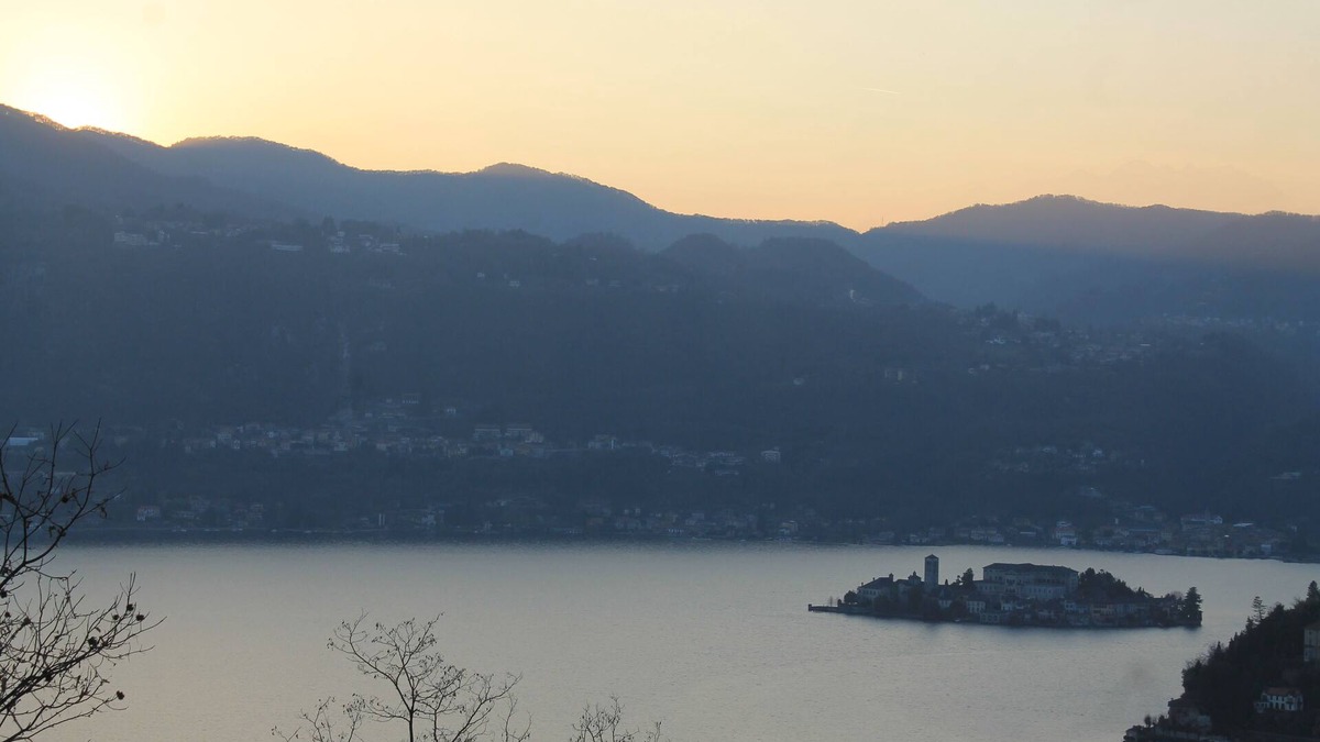 Ameno Apartment | A long balcony overlooking Lake Orta