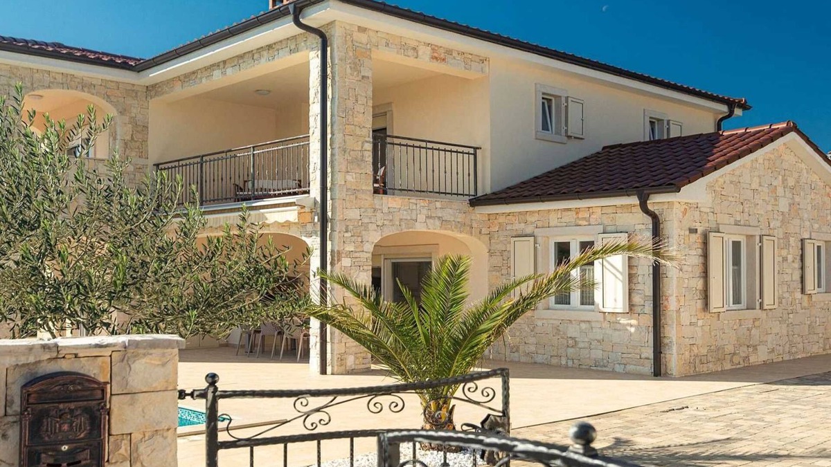 Pinezici Villa | A lovely holiday house close to the beach in Krk