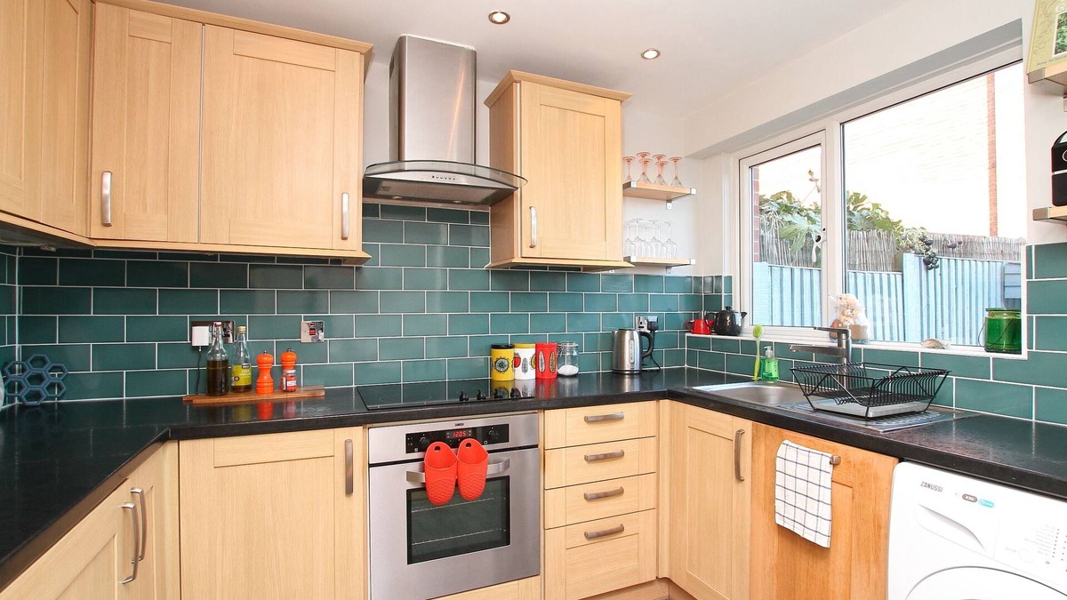 Margate House | A lovely modern family/pet friendly house right on the beach
