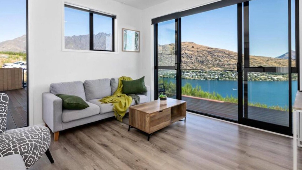 Frankton Villa | A LUCKIE CHARM - 8 BEDROOM TOWNHOUSE