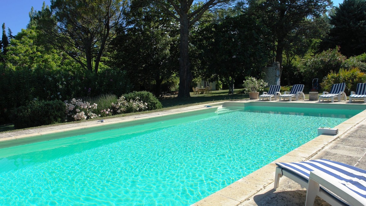 Eygalieres House | A lush garden near one of Provence's most beautiful villages