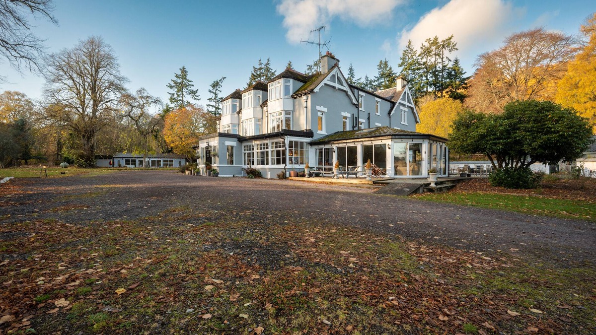 Glen Urquhart House | A luxurious Country home- 2 mins drive to Loch Ness (sleeps 28)