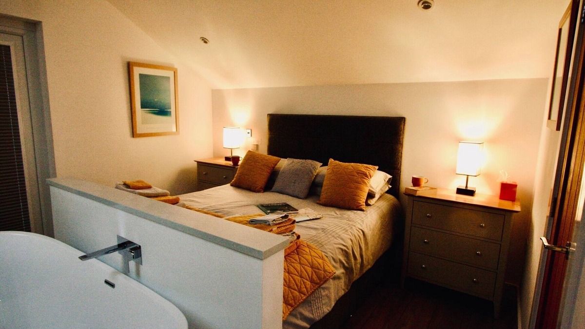 Gorran Haven Ski Chalet | A luxury one-bedroomed chalet with sea views.