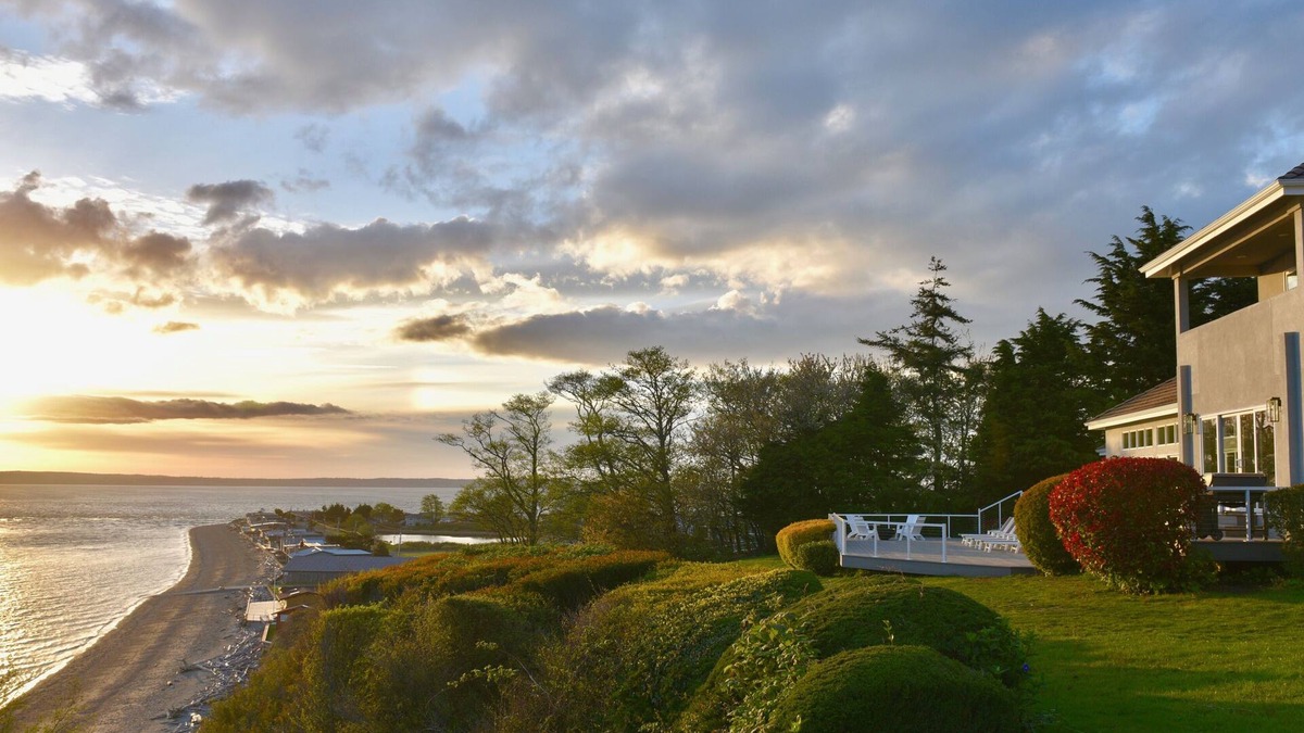 Freeland House | A Luxury Vacation Home on Whidbey with Beach Access