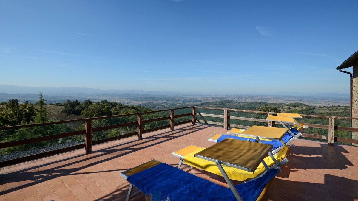 Po' Bandino House | A massive view on Tuscany/ Umbria; old hunting lodge with big terrace, amenities