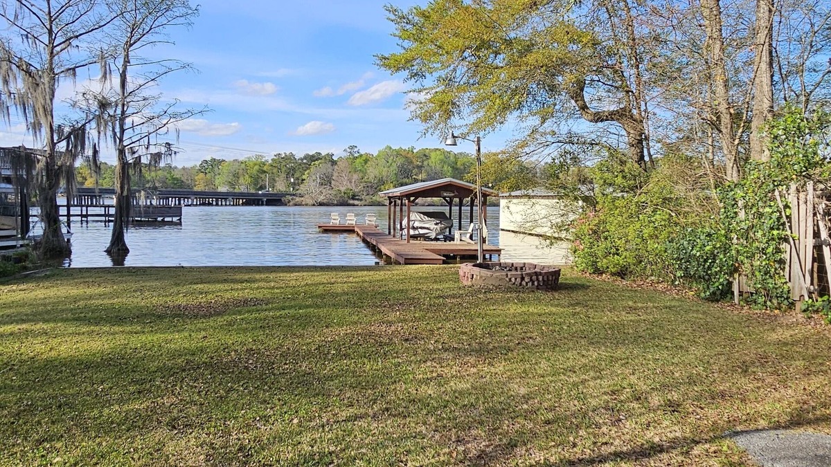 Warwick House | A-mazing clean and cozy Lakefront cottage! (Specials available)