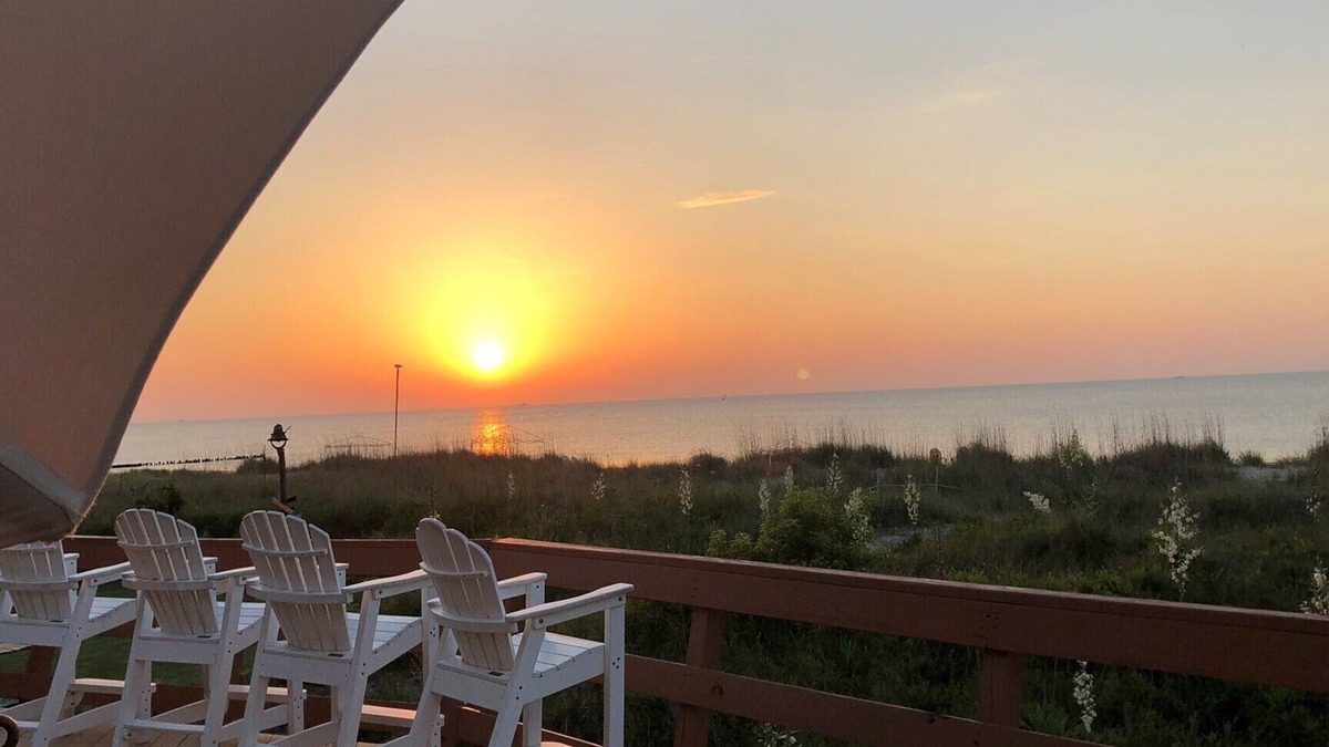 Buckroe Beach House | A MINI PARADISE-"THE FRISKY DOLPHIN"PRIVATE BEACH- 3BED, 2BATH!