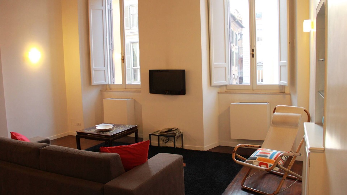 Rione III Colonna Apartment | A Modern Affordable Flat near Spanish Steps