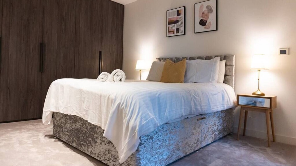 Canary Wharf Apartment | A modern and stylish apartment with balcony in the centre of Canary Wharf.