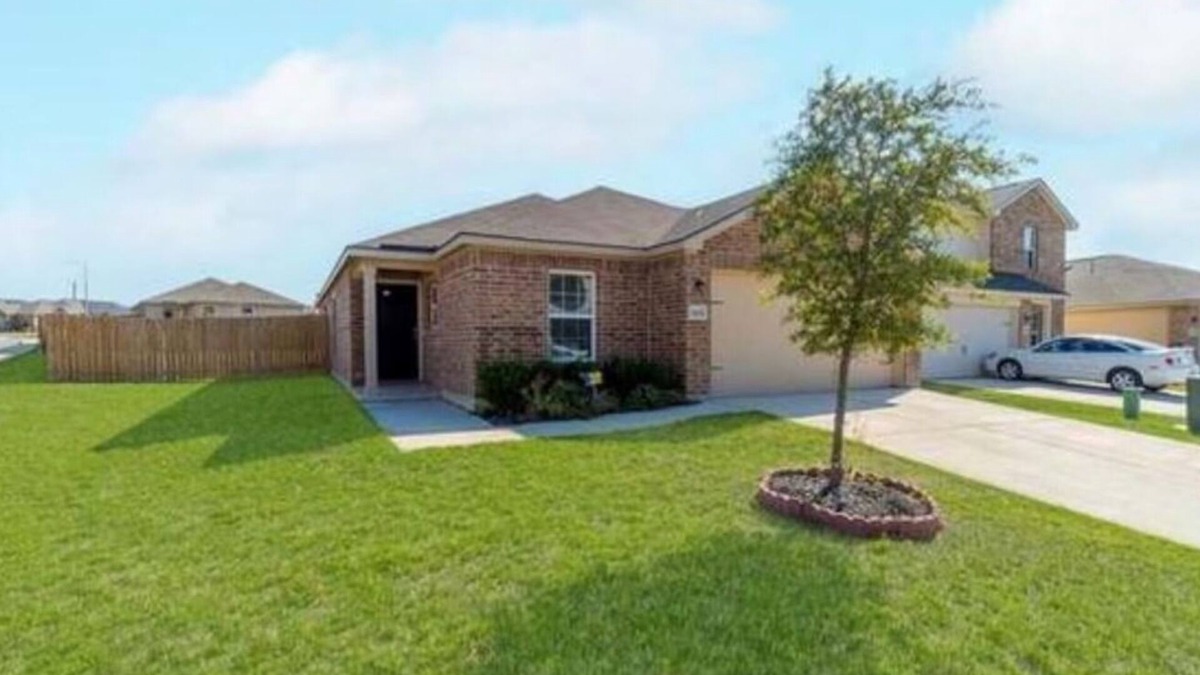 Southside House | A modern-family home, just 10 minutes from downtown & 12 minutes from Lackland.