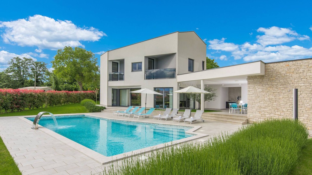 Kringa Cottage | A modern luxury villa with a crystal-clear swimming pool and cultivated garden