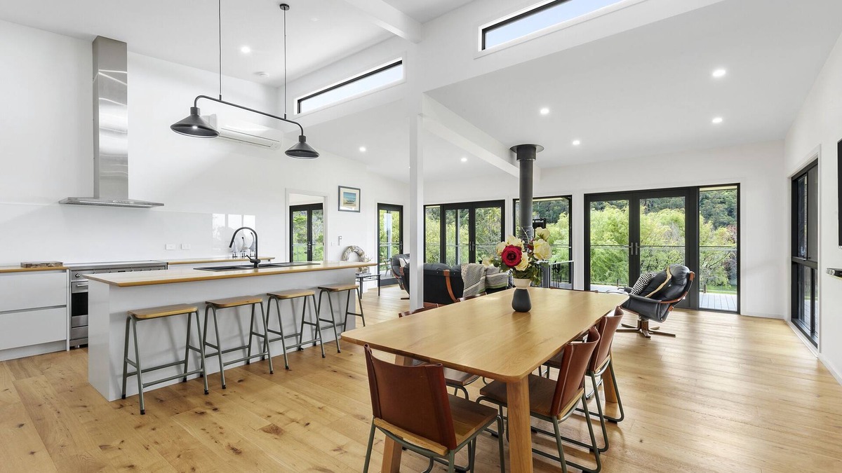 Kennett River House | A modern riverside abode close to the beach