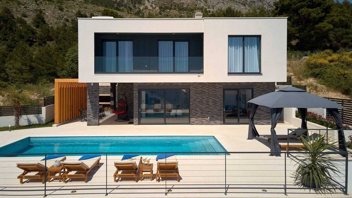 Ruskamen Villa | A modern villa with a pool and an amazing sea view