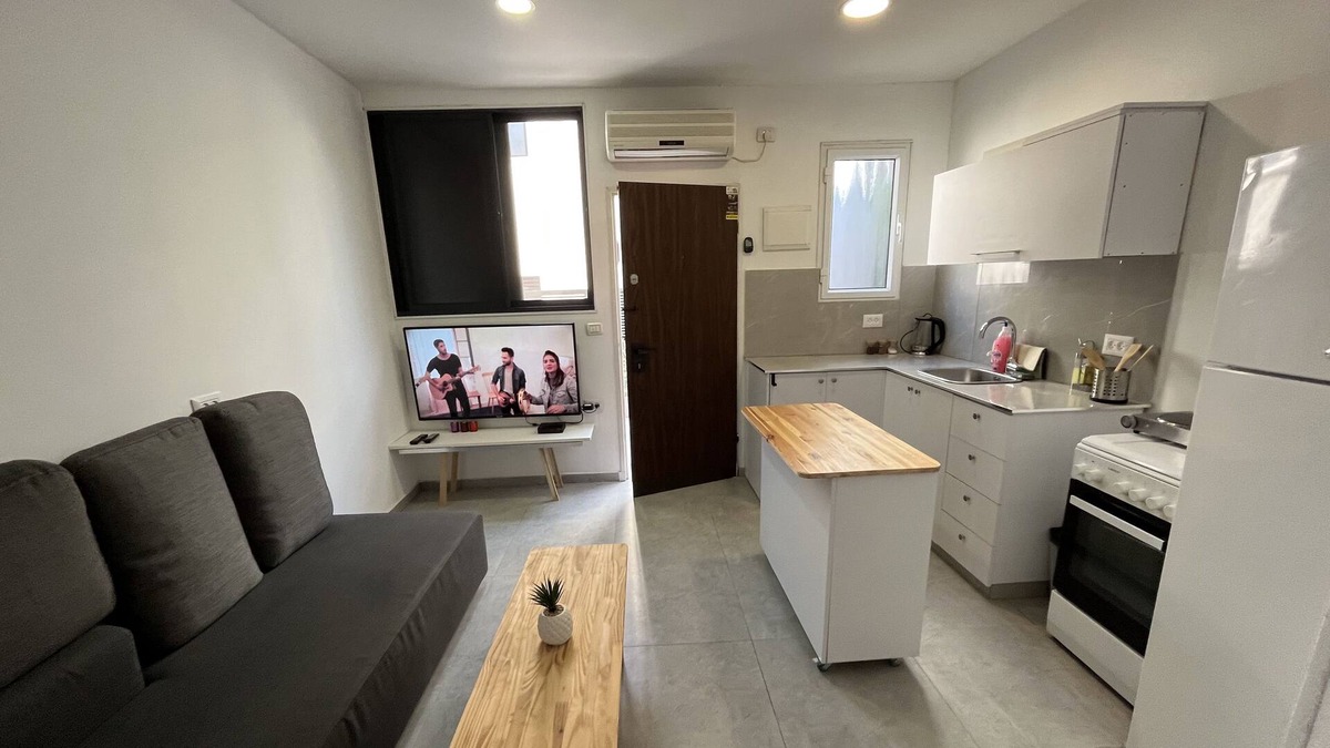 Netanya Apartment | A new and spacious apartment with a private yard and jacuzzi