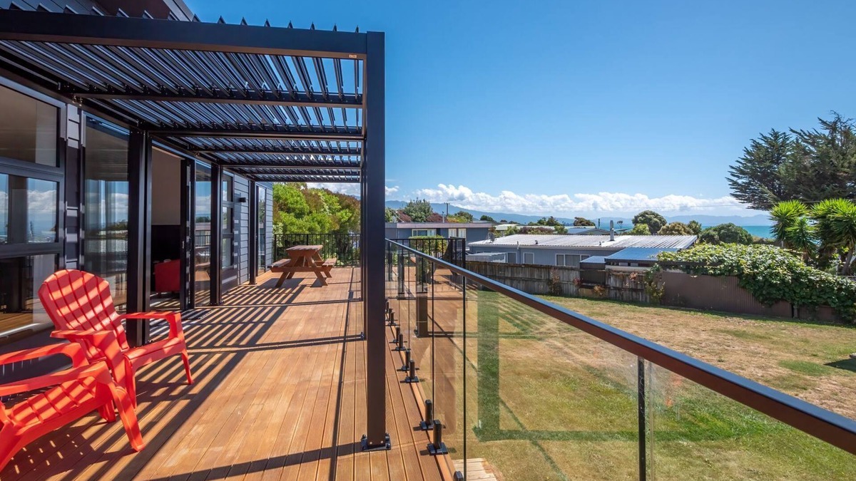 Pohara House | A new family home just a few steps from the beach