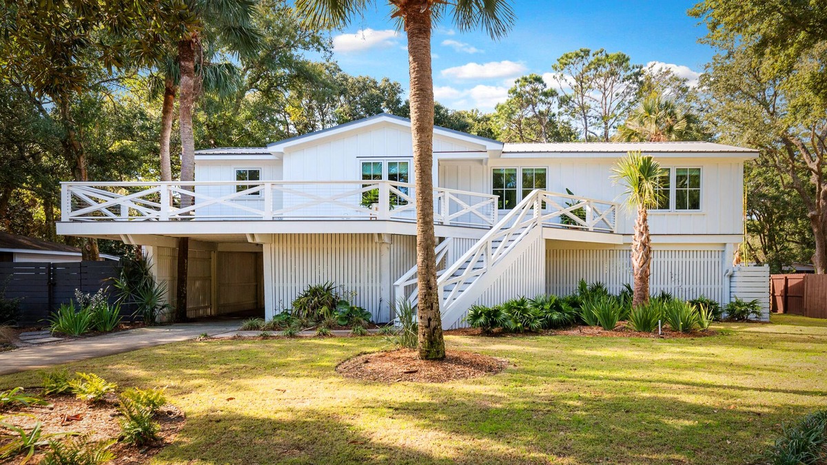 Isle of Palms House | A Newly renovated pet-friendly Isle of Palms family beach house.