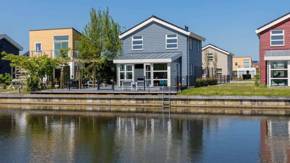 Oude-Tonge House | A panorama of water and nature at this comfortable dyke house!