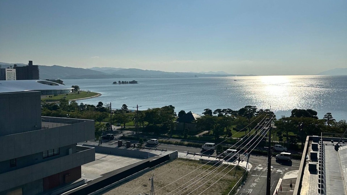 Yunokawa Onsen Apartment | A panoramic view of Lake ShinjiSpacious living s/Matsue Shimane