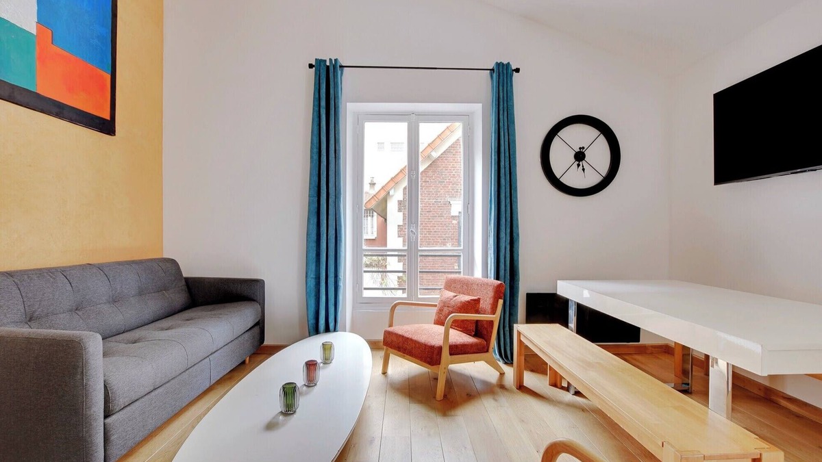 Quartier des Grandes-Carrieres Apartment | A Peaceful 2-BR/2BA in Montmartre