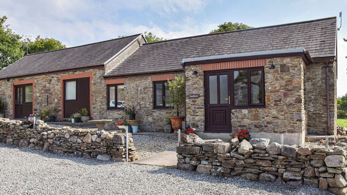 Gowerton Cottage | A peaceful farm stay within easy reach of stunning beaches and coastline.