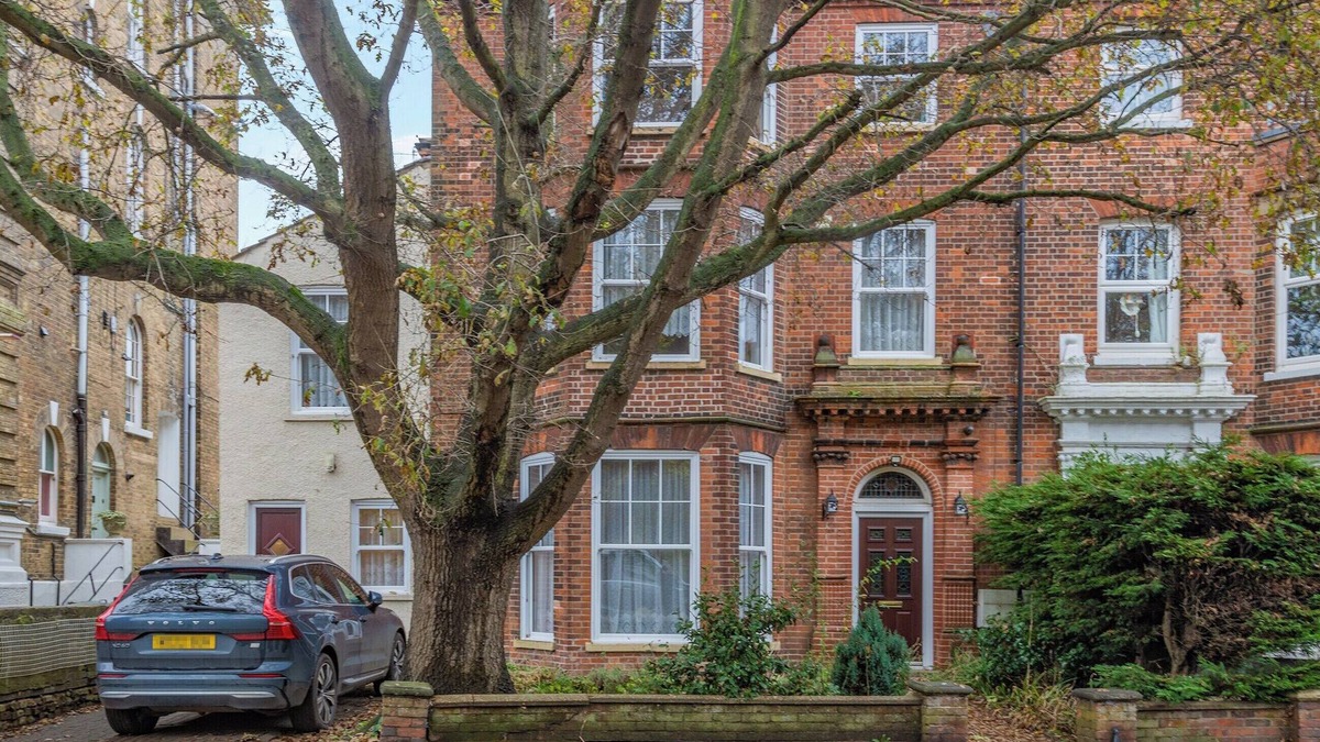 Lowestoft Cottage | A perfect coastal getaway welcoming large families and groups of friends.
