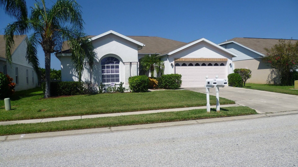 South Bradenton Villa | A perfect location, lakeside home ,private heated pool, very close to beaches