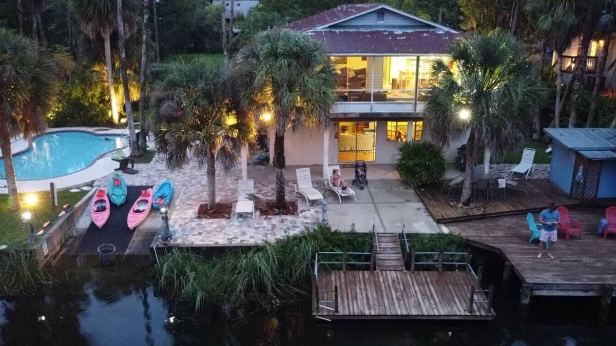 Weeki Wachee Gardens House | A PIECE OF PARADISE - MANATEE PLAYGROUND