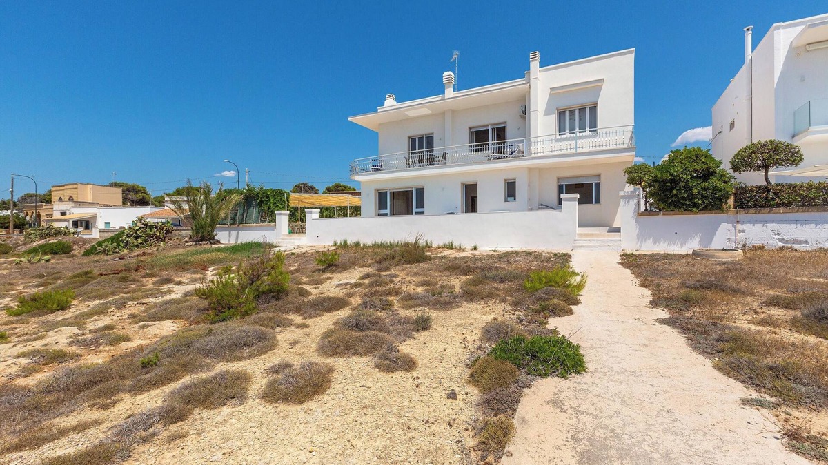 Torre Suda House | A Piedi Nudi A Mare by BarbarHouse