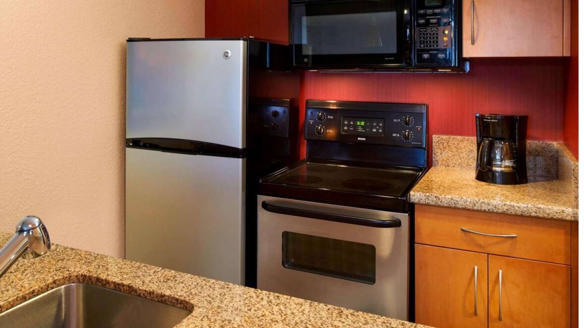 Warren Resort | A Place You'll Surely Enjoy! Minutes to Detroit Zoo, Free Breakfast, Parking!
