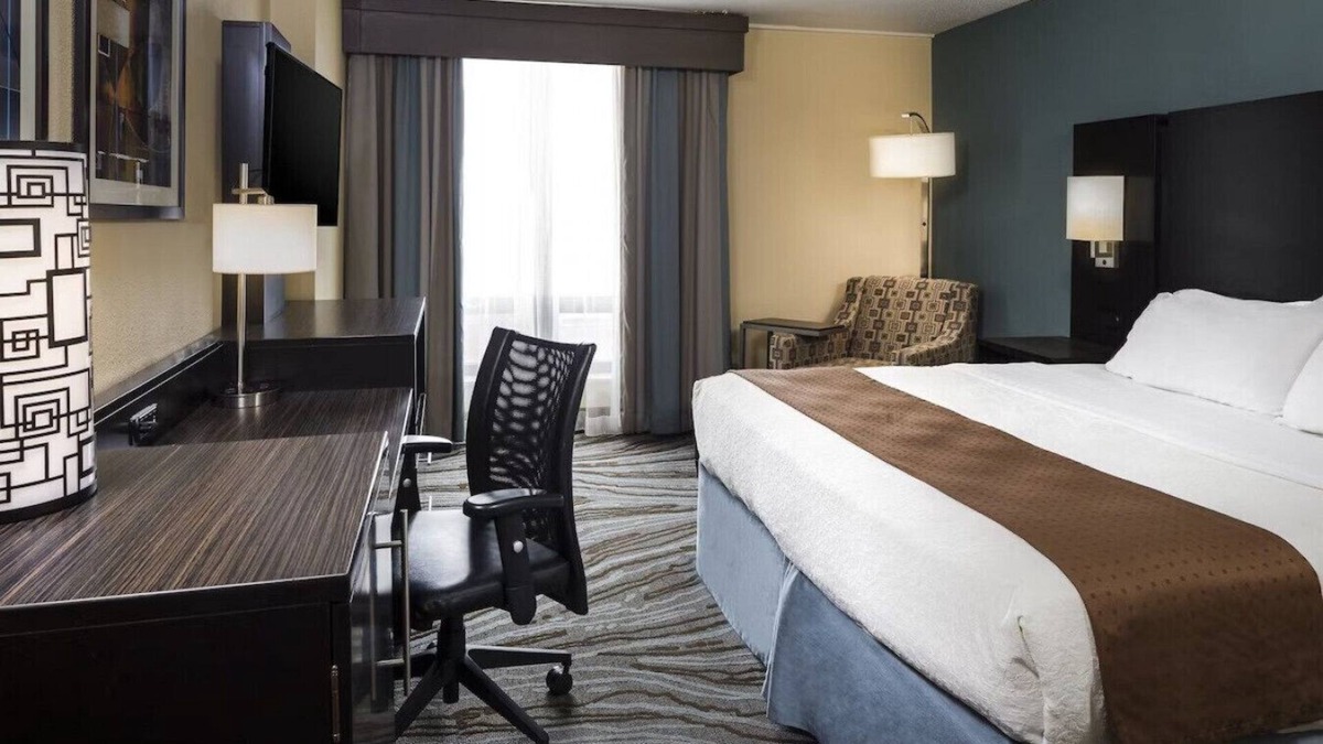 Rock Island House | A Pleasurable Staycation w/ Free Breakfast!