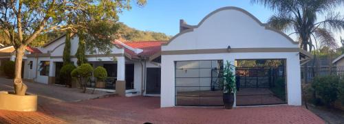 Nelspruit House | A Pousada Guesthouse