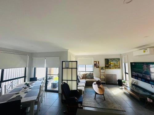 Austral House | A Private Ensuite with AC and TV