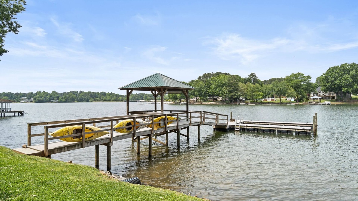 Mooresville House | A quaint and cozy lakefront getaway. Pet friendly and boat slip provided.