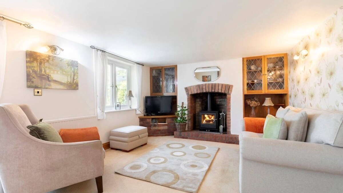Eastington Cottage | A Quaint, Relaxing 3-Bed Cottage in Eastington