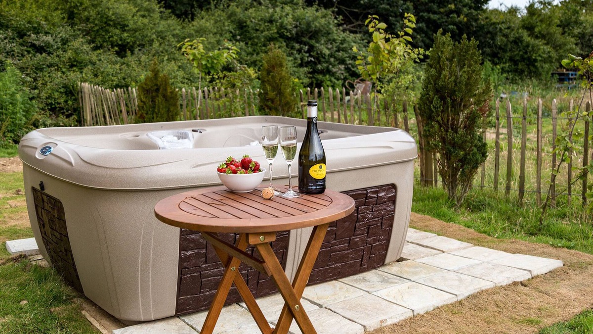 Ryde RV Rental | A quaint, traditional hut in the heart of the Isle of Wight countryside.