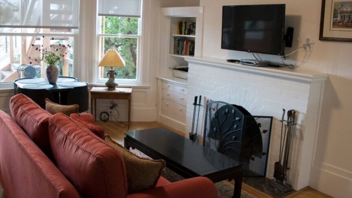 Ashbury Heights Apartment | A quiet apartment on a tree line street in the middle of the city