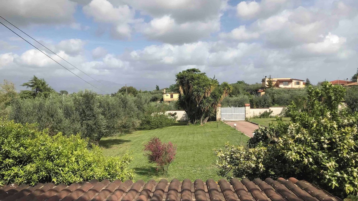 Velletri House | A quiet corner in the Roman countryside, among olive trees and vineyards.