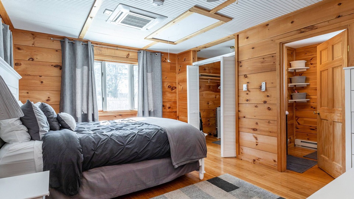 Lakeside Cottage | A quiet cottage -The perfect getaway for anyone looking to decompress from life.
