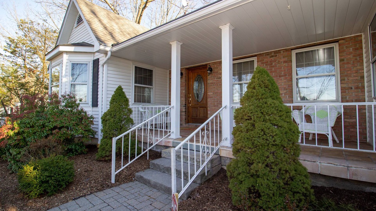 Stroudsburg House | A quiet mountaintop retreat with all the comforts of home!