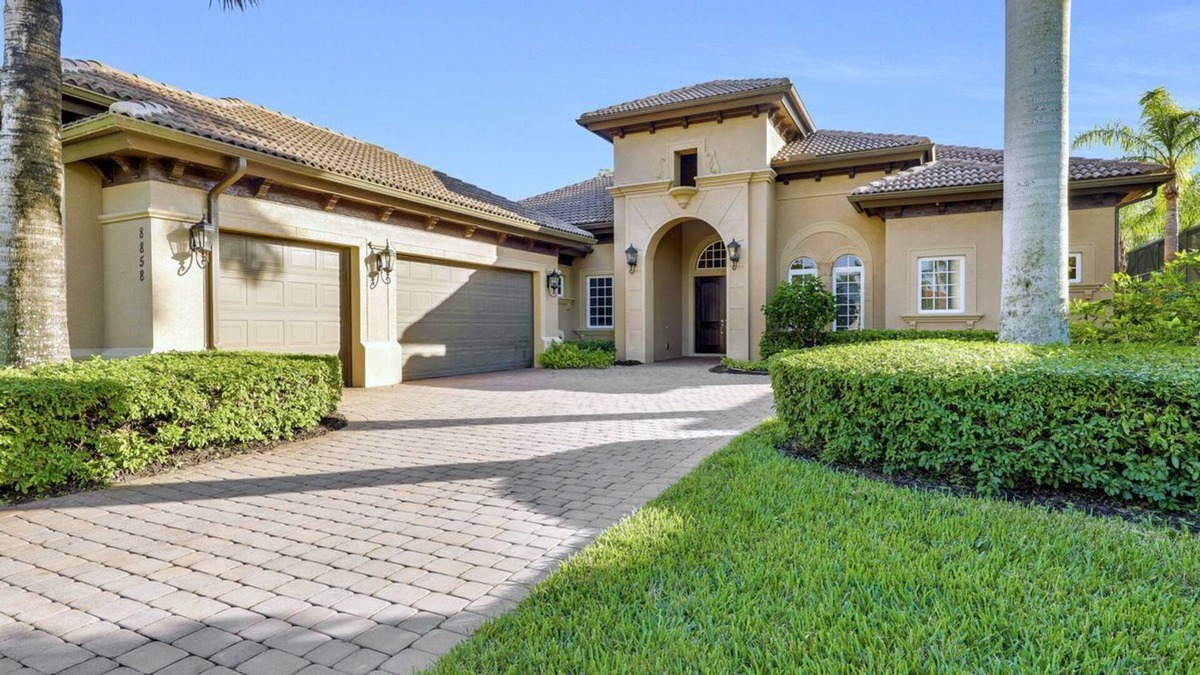 Naples House | A Rare Find! Lely Resort Single Family Home in Prestigious Majors Community