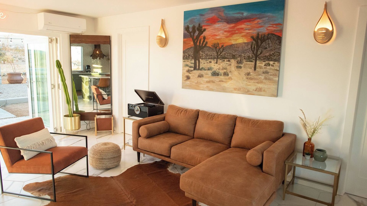Landers House | A romantic and quiet getaway to enjoy endless skies and desert views.