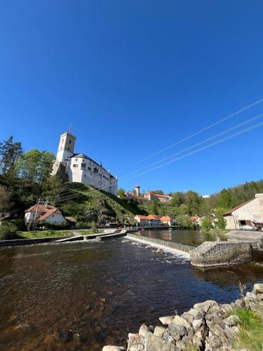Rozmberk nad Vltavou House | A room by a weir with a view of Rožmberk Castle