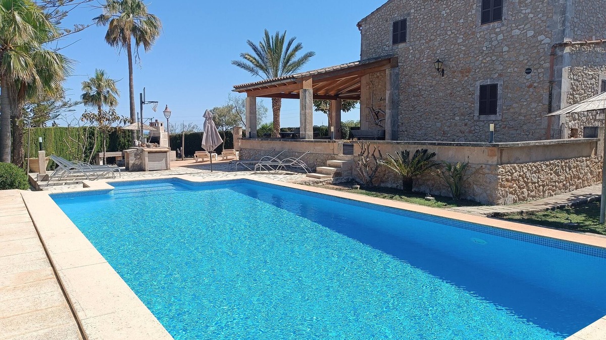 Manacor Cottage | A rural estate with pool, large garden and sea views.