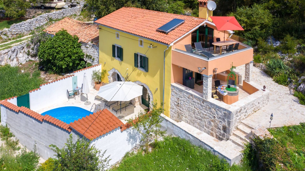 Ripenda Kosi House | A rustic stone house with pool and sea views.